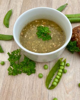 Hrášková polévka! 🫛 Kdo z nás by neznal tuto další českou klasiku? 😉 Polévka se připravuje ze sušeného nebo čerstvého...