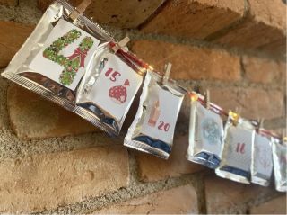 Adventní kalendář sypaných čajů – dokonalá zimní pohoda pro každý den ⭐️ Zažijte kouzlo vánočního času s adventním...